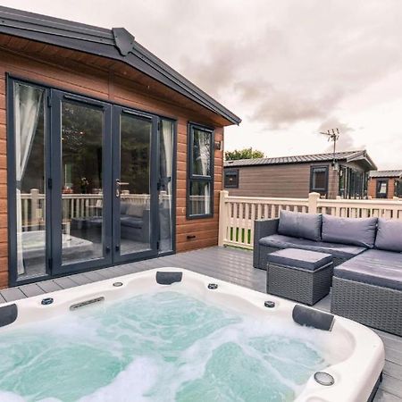The Serenity Lodge With Hot Tub يورك المظهر الخارجي الصورة