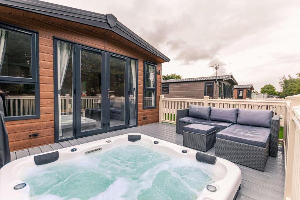 The Serenity Lodge With Hot Tub يورك المظهر الخارجي الصورة